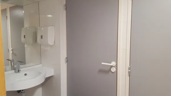 Toilettes publiques maison du tourisme au village
