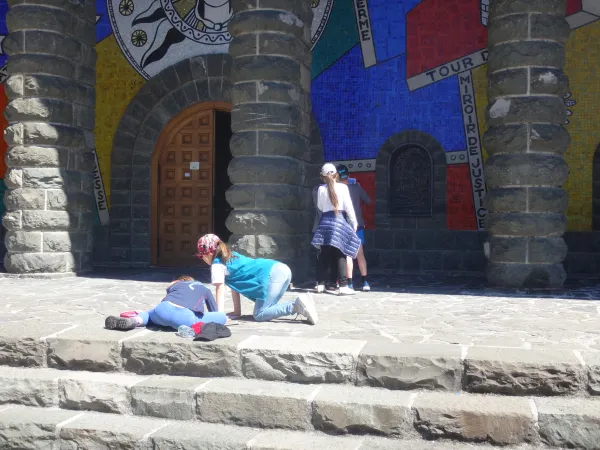 Visite guidée de l'église du Plateau d'Assy pour les enfants (scolaires, centres de loisirs...)