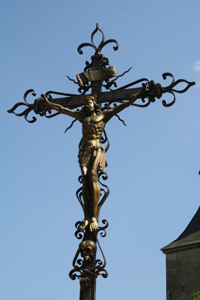La croix de l'église à Bellevaux