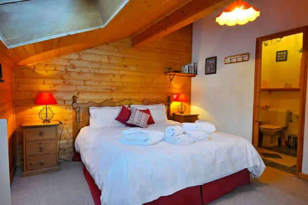Chambre double et sa salle de bains