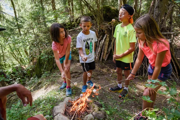 Activité montagne enfant 8-13 ans : Cabanes et chamallow