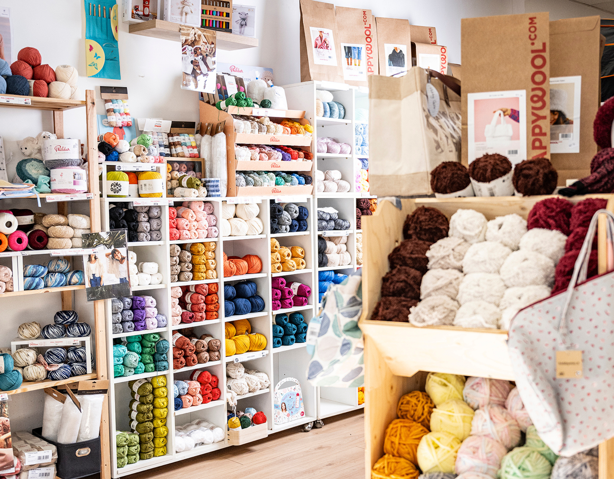 boutique avec plusieurs pelottes de laines colorées