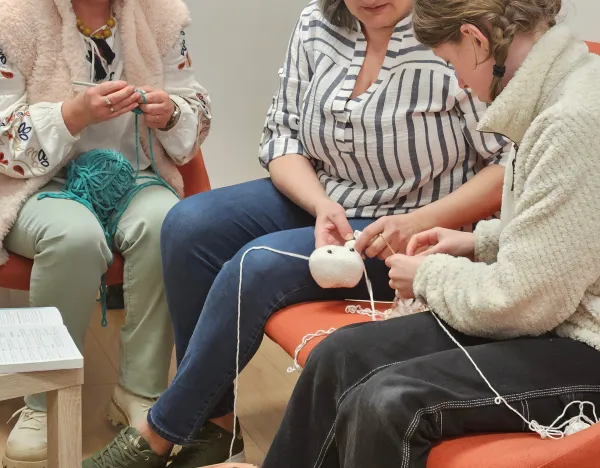 atelier crochet sur des canapés au fond de la boutique de mercerie