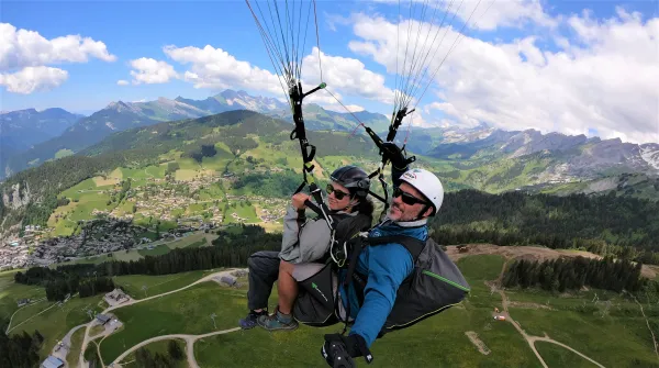 Baptême en parapente en été