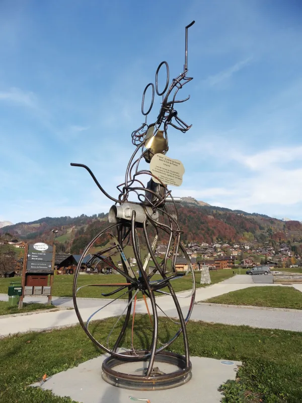 Art vache : sculpture "La Vache Tour de France"