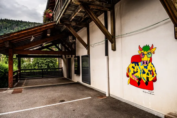 Art vache : fresque ''La vache cinéphile''