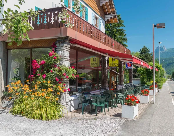terrasse donnant sur la rue