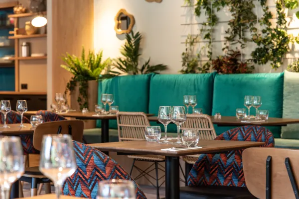 restaurant tables dressé et banquette verte