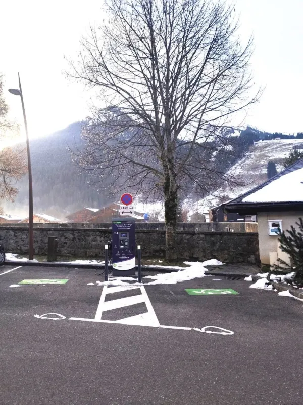 Borne de recharge véhicules électriques