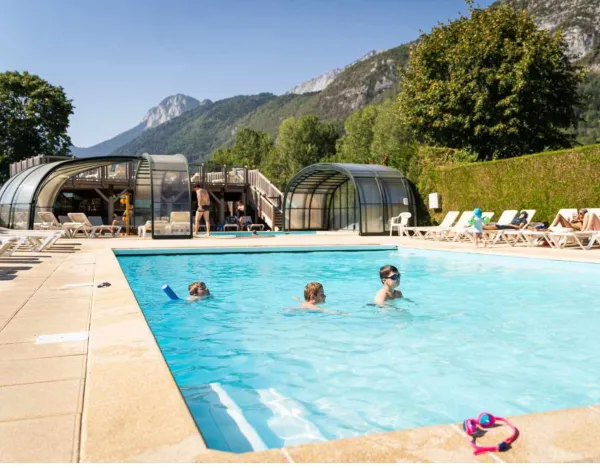 piscine extérieure avec des enfants qui nagent