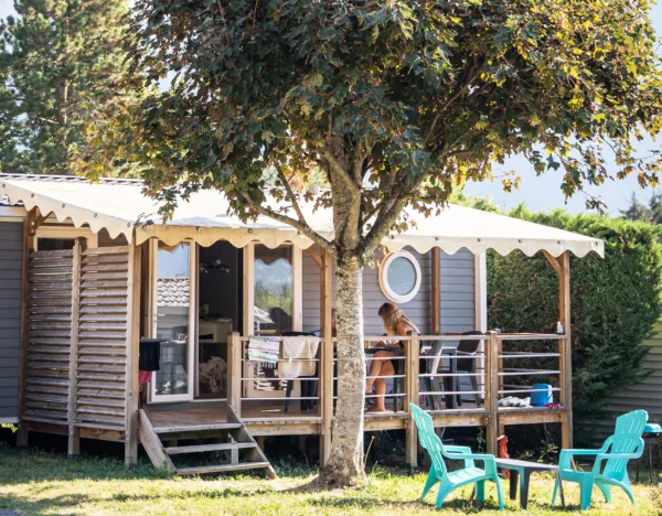 mobilhome avec une femme sur la terrasse