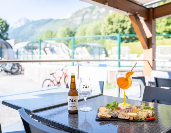 plat et boisson sur une table du restaurant