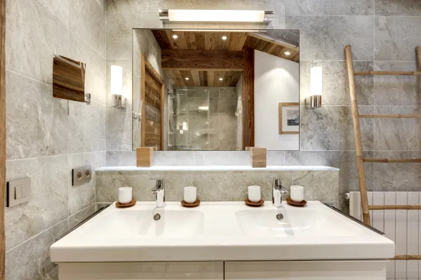 Une première salle de bain