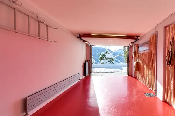 Le garage, attenant au chalet