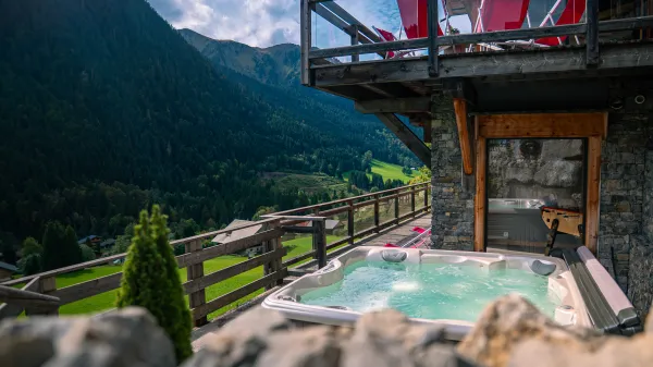 Chalet Entre Vous_Châtel_depuis le bain à remous sur la terrasse en été avec la vue sur les montagnes