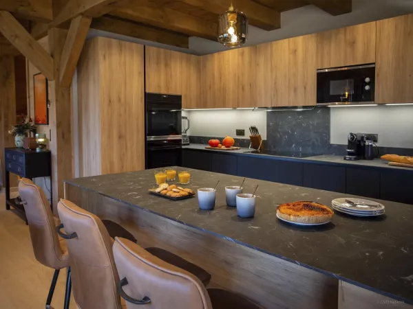 Vue de la cuisine et table à manger