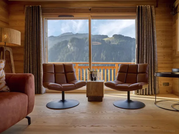 Salon avec vue sur les montagnes