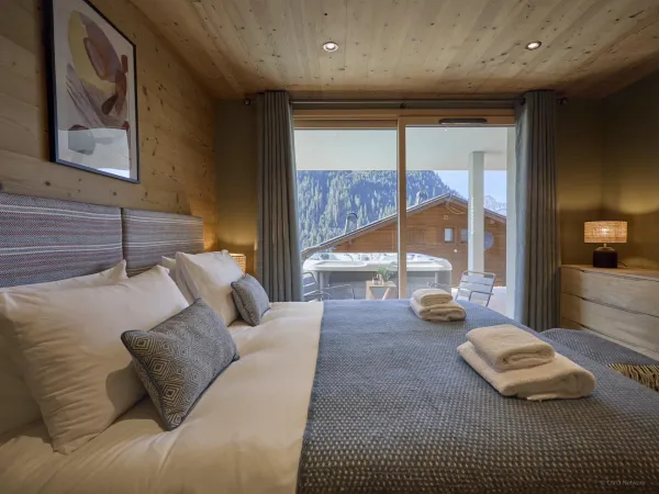 Chambre avec grand lit, balcon, vue montagne
