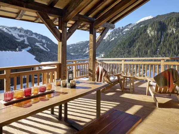 Terrasse couverte avec table à manger, salon de jardin, vue sur les montagnes
