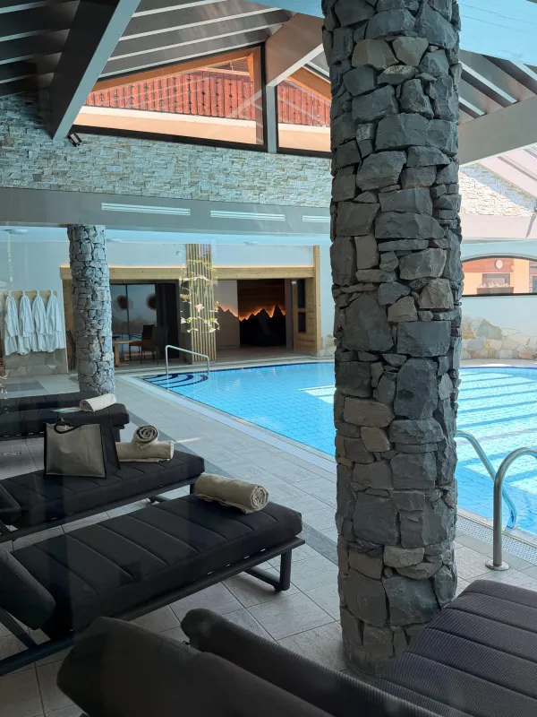 Espace piscine - spa de l'Hôtel l'Ensoleillé
