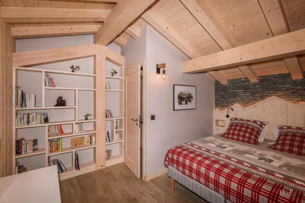 2ème chambre de l'étage avec sa bibliothèque