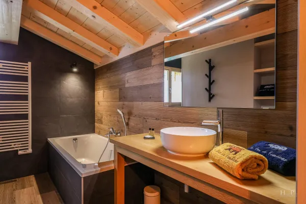 Salle de bains avec baignoire et douche à l'étage