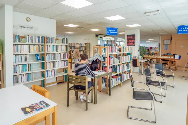 Médiathèque Novel - Secteur adulte et tables de travail