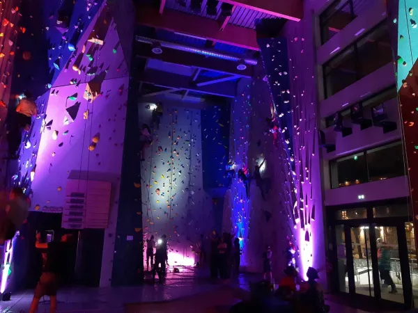Soirée escalade : grimper à la frontale