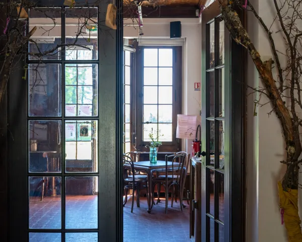 Vue sur l'entrée du café