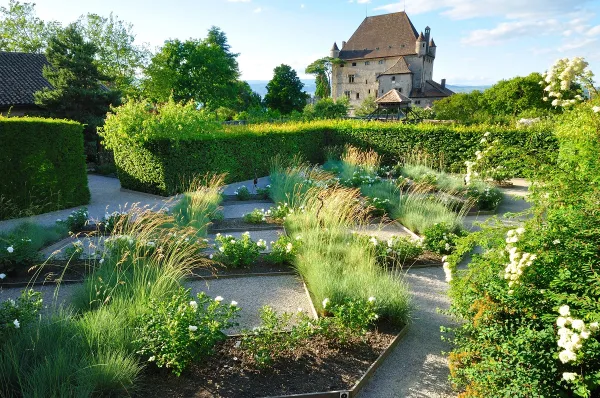 Tissage et vue sur le Château d'Yvoire