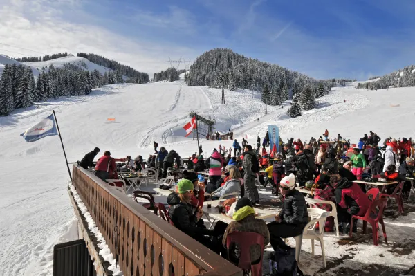 Restaurant avec sa terrasse panoramique situé en haut de la télécabine de l'Essert, accesible aux piétons