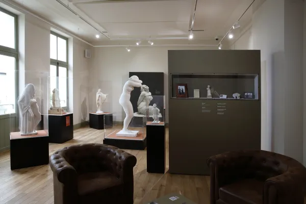 Une vue des sculptures exposées dans l'une des salles de la Villa Eugénie