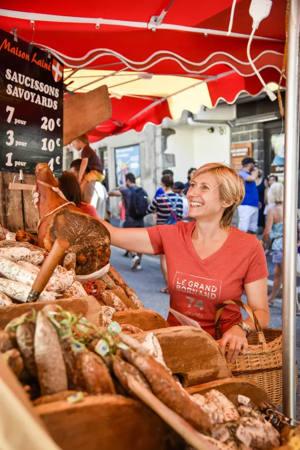 Marché hebdomadaire au Grand-Bornand Chinaillon