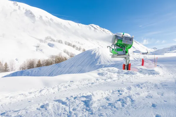 enneigeurs sur les pistes de ski