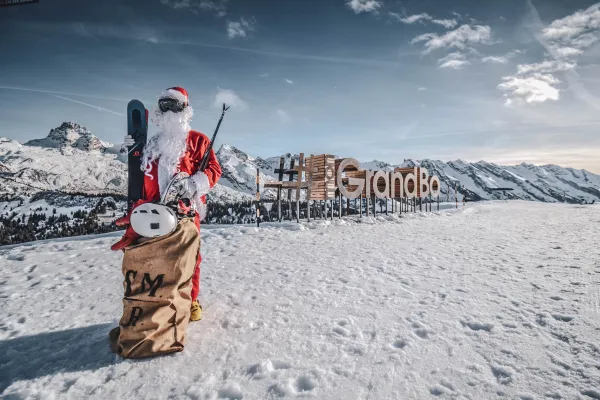Le Père Noël sur les pistes de ski