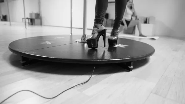 Brunch et pole dance en musique avec Loupiot