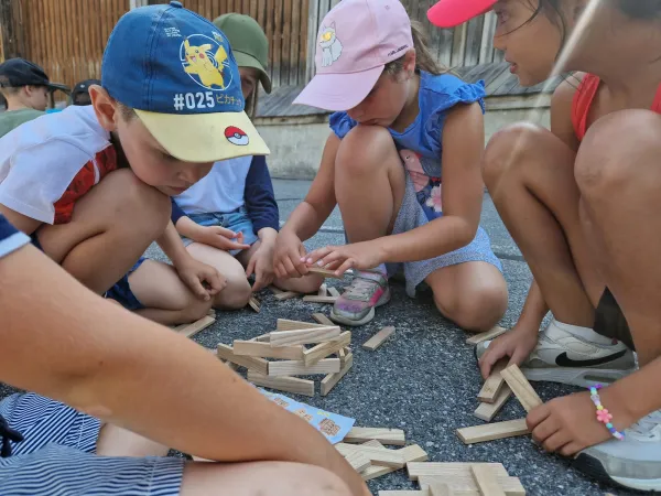 Animation au Club des Petits Montagnards pendant la semaine sur le thème de l'architecture