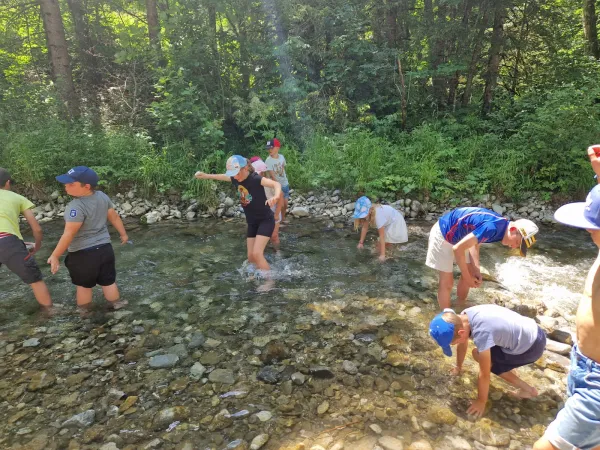 Petite pause rafraichssante les pieds dans la rivière