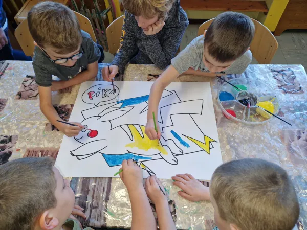 Les enfants colorient ensemble