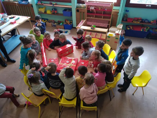 Les enfants fêtent un anniversaire au club