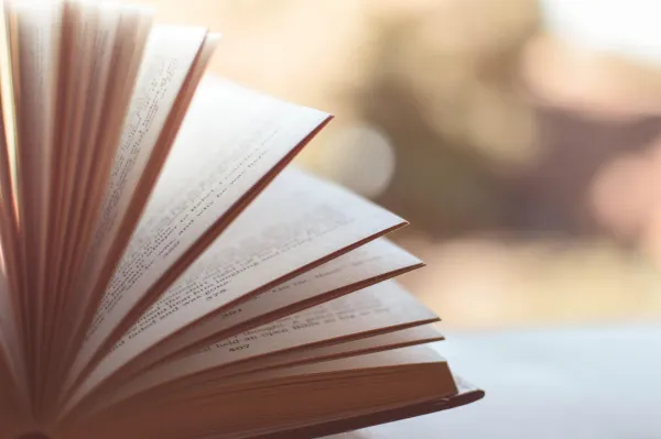 Atelier "Détourner les pages" à la médiathèque