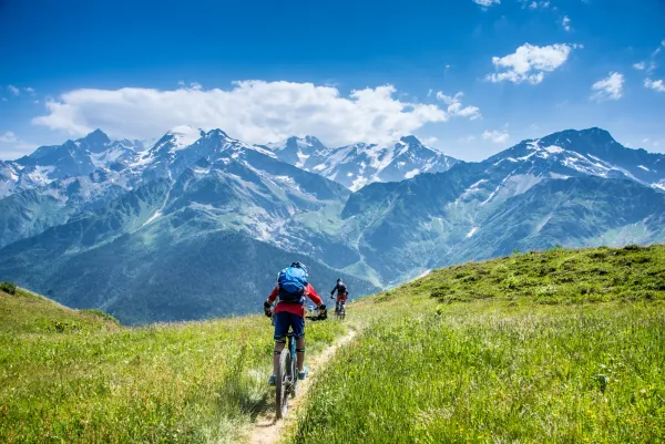 Un petit tour en VTT face à la chaine du Mont-Blanc ?
