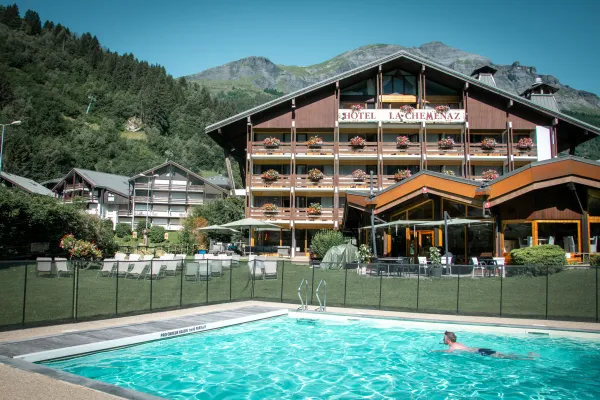 Chalet-Hotel La Chemenaz et sa piscine