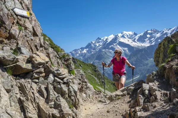 Magnifique vue sur le massif du Mont Blanc depuis le Col de la Fenêtre dans la réserve naturelle des Contamines