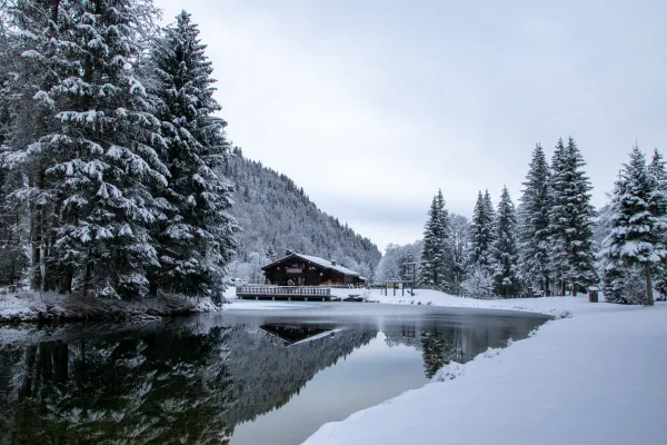 Le lac du Pontet et sa robe blanche