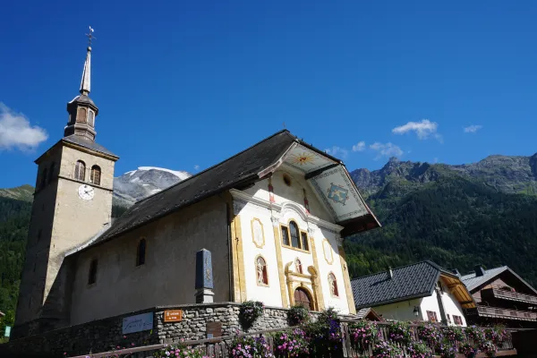 L'Eglise Sainte-Trinité et les Dômes de Miage