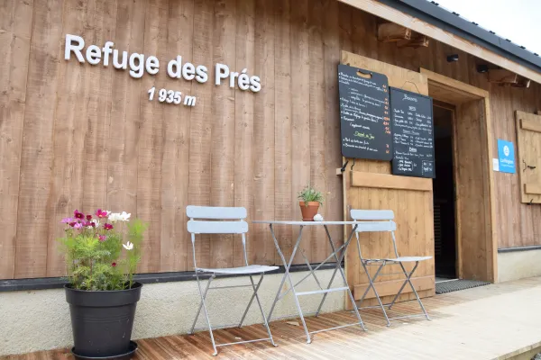 Entrée du refuge des Prés