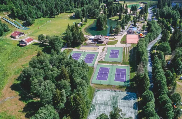 Les huit courts du tennis club des Contamines, dans le parc de loisirs du Pontet