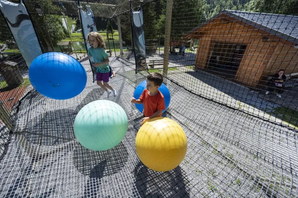 Le trampoline géant et ses boules rebondissantes
