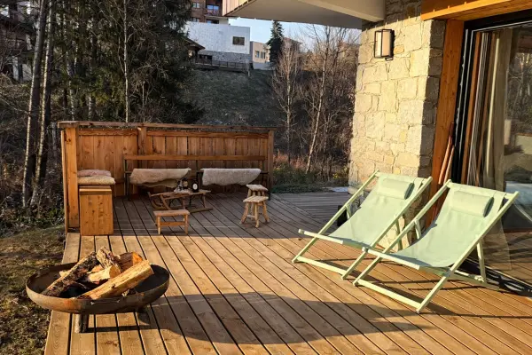 Terrasse en bois au coucher du soleil